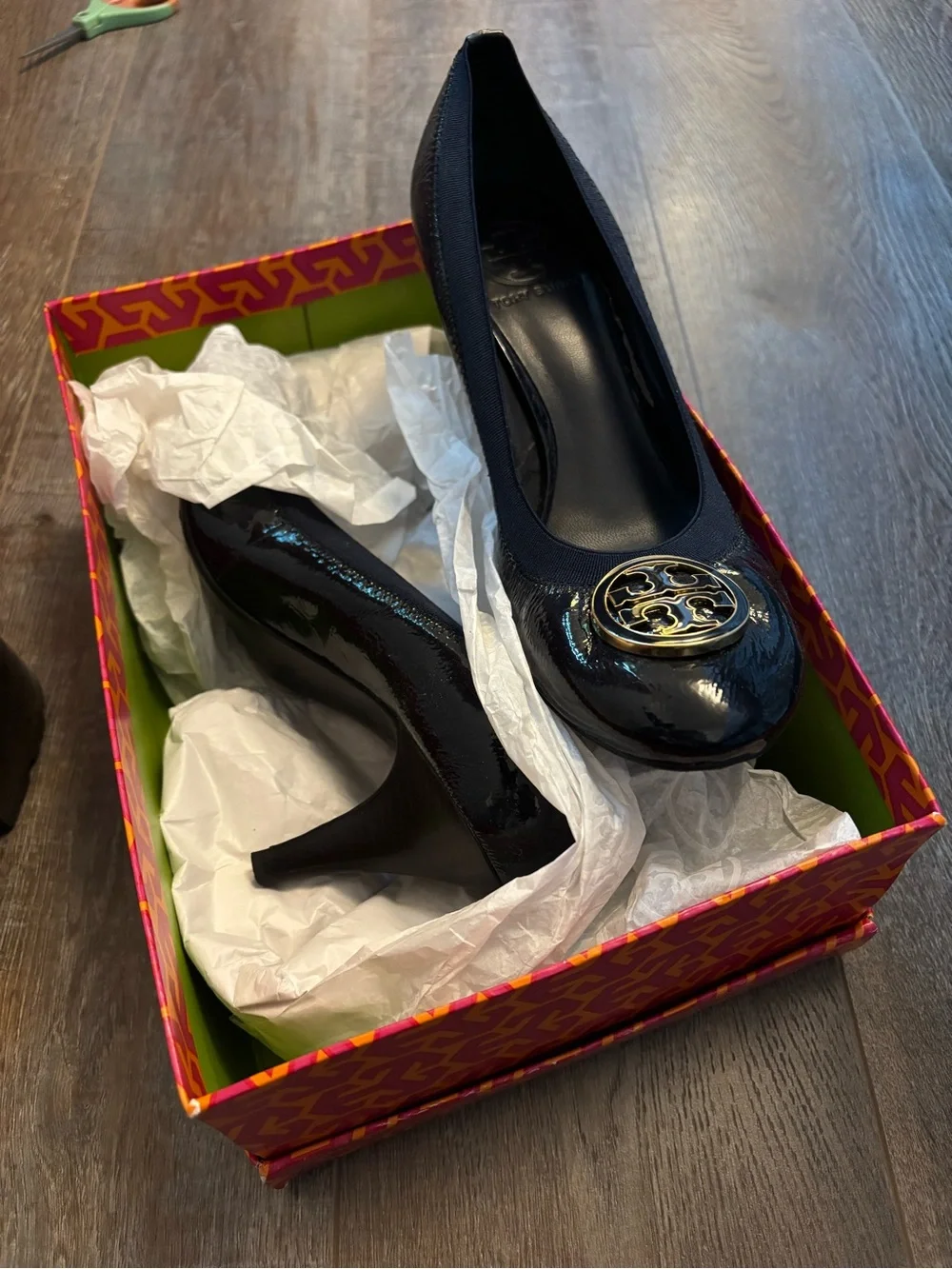 NEW Tory Burch Navy Blue Patent Leather Logo Pumps
